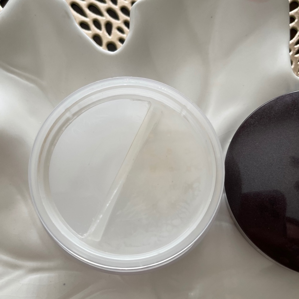 Laura Mercier - Invisible Loose Setting Powder - Picture 5 of 5